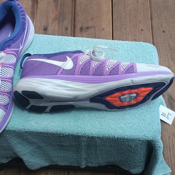 Nike,s women shoes - Picture 2 of 3